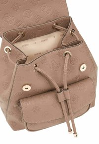 Sac seau en similicuir beige clair avec motif de logo embossé, fermeture à cordon de serrage et poche avant avec bouton-pression doré.