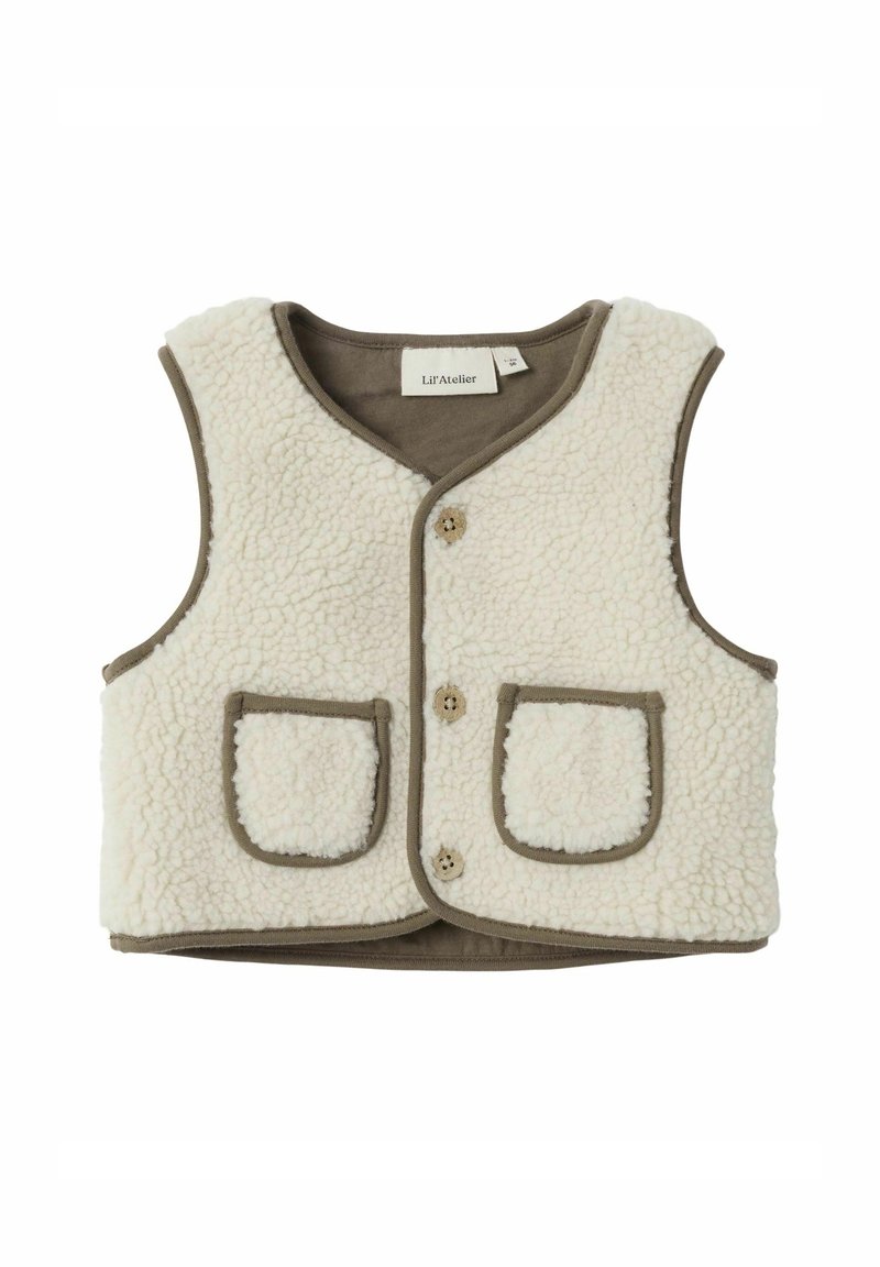 Kreemi fleece-vesti, jossa on oliivinvihreät yksityiskohdat, kahdella etupussilla ja kolmella napilla kiinnitys. Tunnuslukuna on "Lil'Atelier."