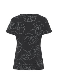 Camiseta de algodón negra con un patrón de contorno floral blanco, mangas cortas y cuello redondo; textura suave y corte casual.