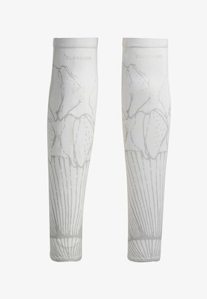 Een paar witte stoffen armhoezen met grijze bloemen- en streeppatronen en tekst "CLIMACOOL" dichtbij de bovenrand.