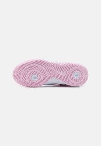 Suola di sneaker con un motivo testurizzato. Colore prevalentemente rosa con accenti bianchi e macchie. Design arrotondato con scanalature circolari.