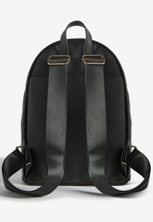 Schwarzer synthetischer Rucksack mit gepolstertem Rücken und verstellbaren Trägern. Verfügt über eine glatte Textur und goldfarbene Beschläge zur Anpassung der Träger.