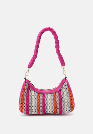 Bolso pequeño con asa trenzada rosa, con rayas verticales de punto en naranja, rosa, azul, gris y blanco, y cierre de cremallera rosa.