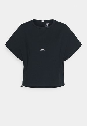 Musta, lyhythihainen lyhyt t-paita pyöreällä kaula-aukolla ja pienellä valkoisella Reebok-logolla rinnan keskellä.