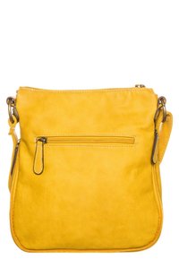 Borsa a tracolla gialla in pelle con superficie testurizzata, tasca frontale con zip e tracolla regolabile. Presenta cuciture a contrasto e accessori in metallo.