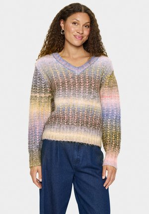 V-hals sweater met een multikleuren-gradiëntpatroon in zachte, textuurgebreide stof. Kleuren zijn paars, roze en geel. Geribde manchetten en onderrand.