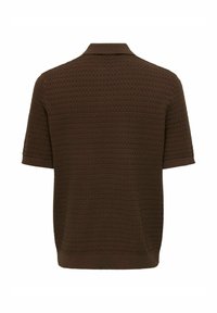 Polo shirt marron à manches courtes en tissu texturé, avec un col et des poignets côtelés, et un ourlet droit.