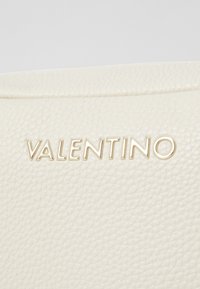 Valentino Bags BRIXTON - Torba preko tijela - ecru