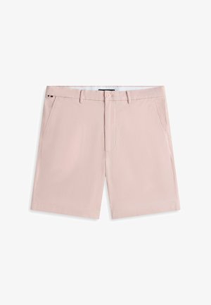 Hellrosa Herren-Shorts mit vorderen Taschen, einem Knopfverschluss und Gürtelschlaufen, flach auf einem weißen Hintergrund liegend.