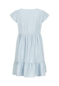 Světle modré šaty s krátkým rukávem, s nařaseným pasem a volánkovým lemem, zobrazené zezadu na bílém pozadí.