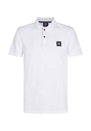 Polo blanca de algodón, con una tapeta de dos botones, mangas cortas y un pequeño parche negro con logo en el lado izquierdo del pecho.