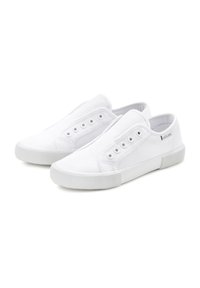 Weiße Slip-On-Schuhe aus Canvas mit sechs Ösen, strukturiertem Gummi-Sohle, glattem Stoff und einem Logo-Detail an der Ferse.