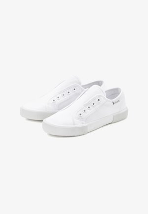 Witte canvas instappers met zes oogjes, een gestructureerde rubberen zool, gladde stof en een logo-accent op de hiel.