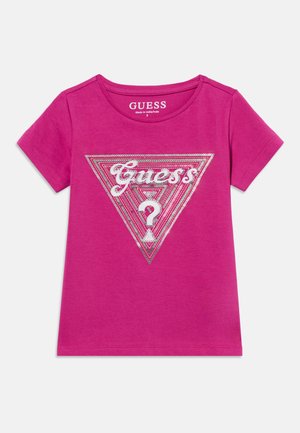 Jasnoróżowa koszulka z krótkim rękawem z srebrnym, cekinowym logo Guess w kształcie trójkąta z pytajnikiem na przodzie, rozmiar 3.