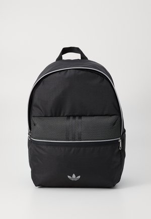 Zwarte rugzak met een voorvak met rits en mesh-detail en drie verticale strepen, bovenhandvat en Adidas-logo onderaan in het midden.