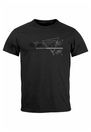 Schwarzes T-Shirt mit kurzen Ärmeln, das ein weißes Grafikdesign mit Konturlinien, dem Text "NEVERLESS" und einem Akzent einer Weltkarte zeigt.