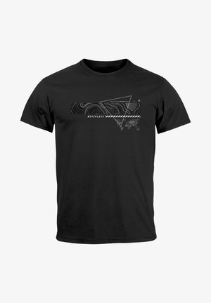Schwarzes T-Shirt mit kurzen Ärmeln, das ein weißes Grafikdesign mit Konturlinien, dem Text "NEVERLESS" und einem Akzent einer Weltkarte zeigt.