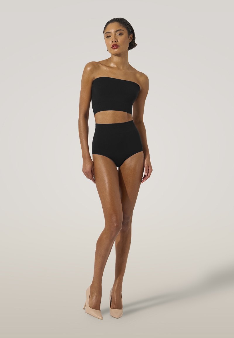 Costume da bagno nero a due pezzi con reggiseno strapless e pantaloni a vita alta, realizzato in un materiale morbido con una texture liscia.
