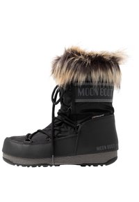 Svart vattentät vinterkänga med grå sula, pälsdetalj upptill, snörning framtill och "Moon Boot"-logotyp på sidan.