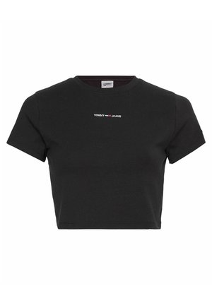 Czarny krótki T-shirt z krótkim rękawem, okrągłym dekoltem i małym logo "Tommy Jeans" na środku klatki piersiowej w kolorze białym i czerwonym.