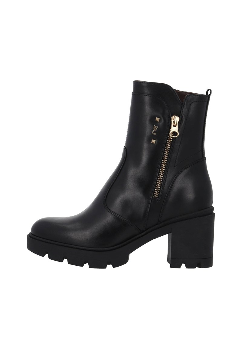 Bottines noires en cuir avec fermeture à glissière, quincaillerie dorée, talon bloc épais et semelle texturée avec un motif strié.