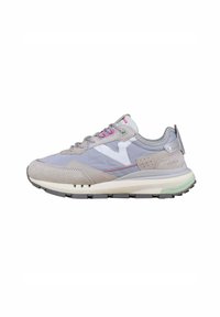 Zapatilla gris claro con una mezcla de materiales de ante y tela. Presenta un logo blanco, cordones rosas y una suela texturizada con acentos verdes.
