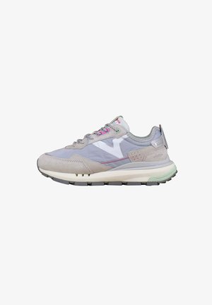 Lysegrå sneakers med en blanding af ruskind og stofmaterialer. Har et hvidt logo, lyserøde snørebånd og en tekstureret sål med grønne accenter.