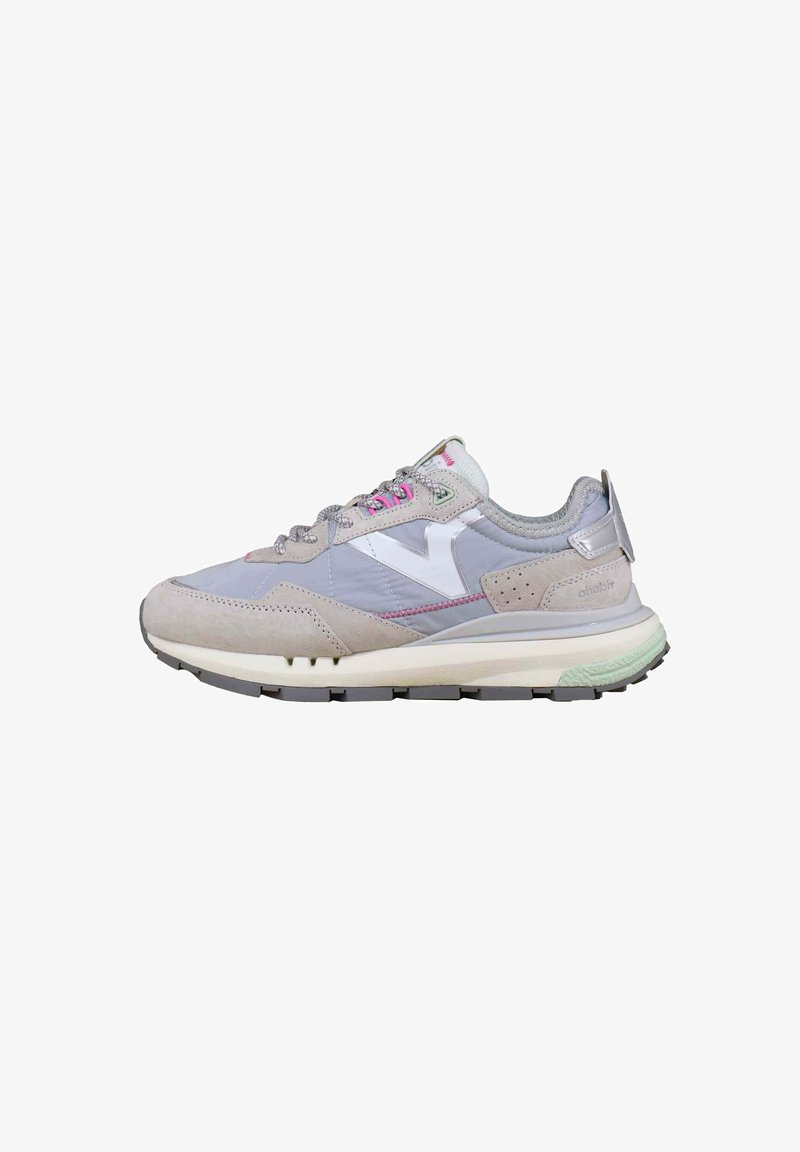 Sneaker grigio chiaro realizzato con un mix di materiali in suede e tessuto. Presenta un logo bianco, lacci rosa e una suola texturizzata con dettagli verdi.
