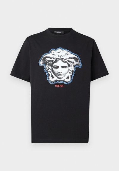 Czarny bawełniany t-shirt z wyraźnym nadrukiem głowy Meduzy w odcieniach szarości i niebieskiego, ozdobionym greckim wzorem klucza oraz napisem "VERSACE" w kolorze czerwonym.