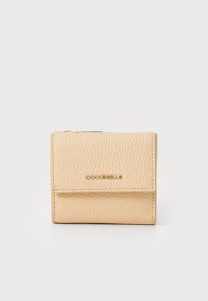 Beige Ledergeldbeutel mit strukturiertem Finish, ausgestattet mit einem goldenen Logo, einem Klappdesign und einer kompakten rechteckigen Form.