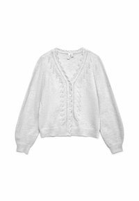 Gilet en tricot gris clair avec un col en V, des manches longues, des boutons décoratifs et des motifs délicats le long des bords. Texture douce.