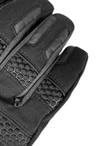 Zwarte handschoenen van textiel met een gestructureerd oppervlak en gepolsterde secties, met een honingraatpatroon en versterkte stiksels op de vingers voor grip.