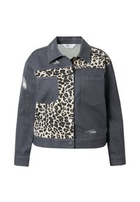 Denimjasje met een luipaardprint paneel aan de linkerkant, donkergrijze kleur, borstzakken, knoopsluiting en een versleten afwerking aan de onderkant.