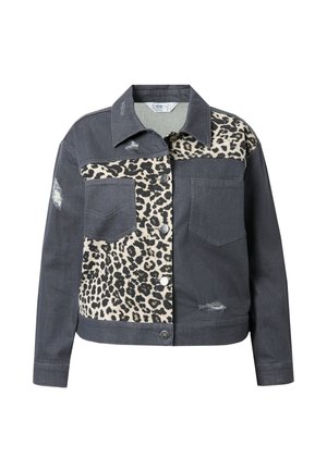 Chaqueta de mezclilla con panel de estampado de leopardo en el lado izquierdo, color gris oscuro, bolsillos en el pecho, cierre de botones y detalles desgastados en el dobladillo.