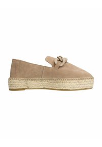 Beige suède instap espadrille met een knoopdetail op de voorkant, met een jute touwzool en een platte rubberen onderkant.