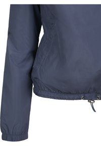 Navyblauwe lichte jas met een geplooide zoom, elastische manchetten en een trekkoorddetail in de taille. Gladde, glanzende stofstructuur.