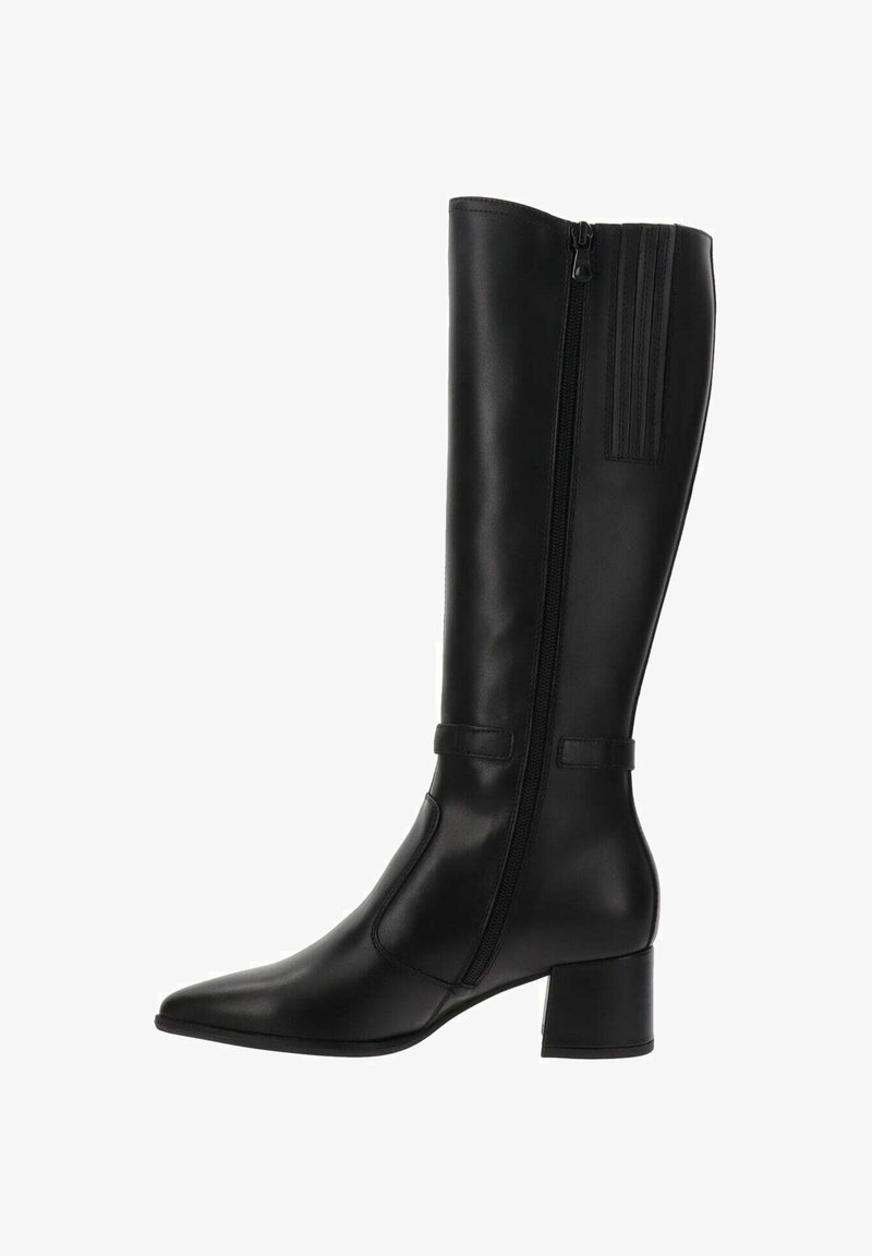 Bottes en cuir noir montantes jusqu'au genou, avec un bout pointu, une fermeture éclair sur le côté et un talon carré. Elles présentent une texture lisse et un discret détail de rayures verticales.