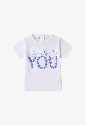 Camiseta de algodón blanca con un diseño impreso colorido de corazones azules y rosas que dice "Dulce como TÚ". Mangas cortas y cuello redondo.