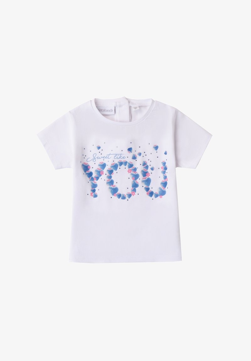 Weiße Baumwoll-T-Shirt mit einem bunten Druckdesign, das blaue und pinke Herzen zeigt, die "Sweet like YOU" buchstabieren. Kurze Ärmel und runder Ausschnitt.