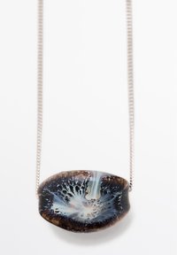 Halsketting met een glanzende, halve ovale hanger met blauwe en bruine marmering, hangend aan een dunne zilveren ketting.