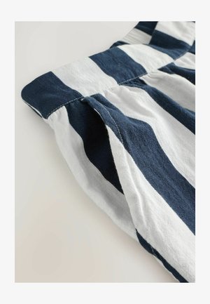 Tkanina w paski w na przemian ciemnoniebieskim i białym kolorze. Tekstura wydaje się miękka, z widocznymi ściegami wzdłuż brzegów.