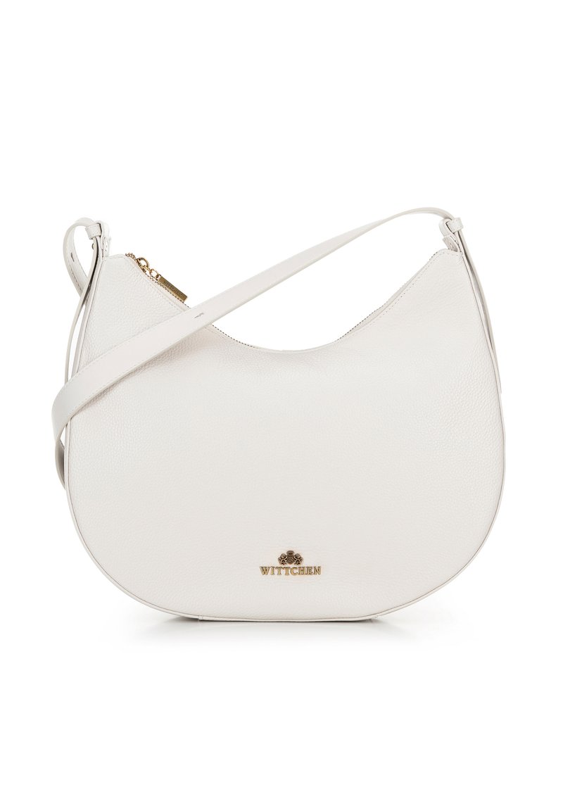 Borsa a spalla in pelle bianca con silhouette curva, chiusura con zip e logo dorato sul davanti. Presenta una tracolla sottile e regolabile.