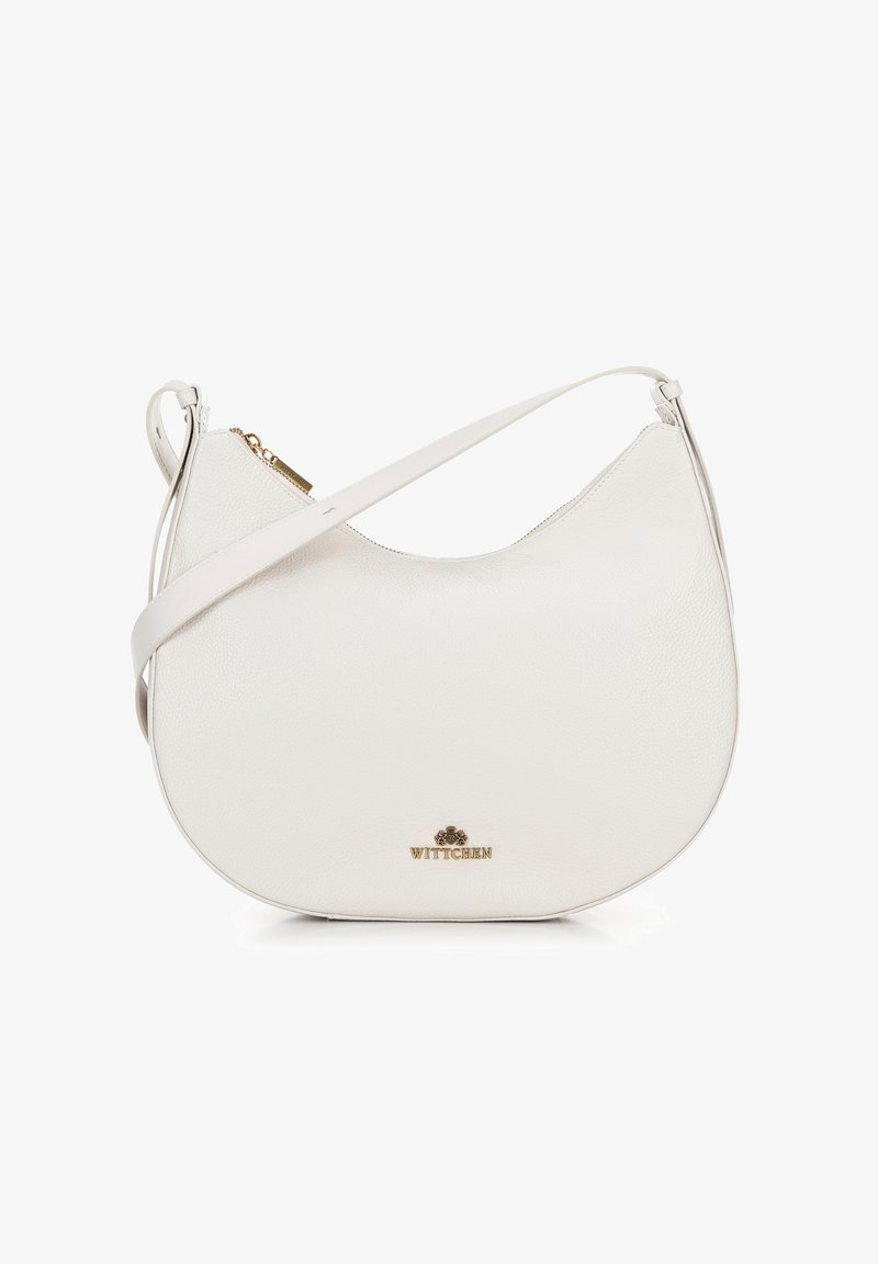 Biała skórzana torba na ramię o zaokrąglonym kształcie, z zapięciem na zamek i złotym logo z przodu. Wyposażona w smukły regulowany pasek.
