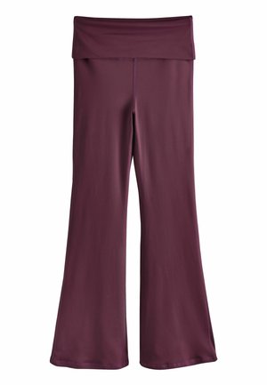 Pantalon taille haute à jambes larges, couleur bordeaux profond, avec une ceinture pliée, réalisé en tissu lisse et extensible.