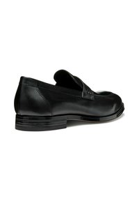 Scarpa slip-on in pelle nera con punta arrotondata, cuciture decorative e tacco nero basso e liscio. Il profilo laterale mette in evidenza il design elegante.