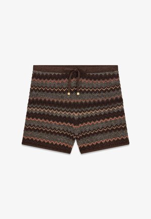 Shorts en maille avec un motif zigzag marron, gris et rouille, taille élastiquée et cordon de serrage avant avec embouts métalliques dorés.