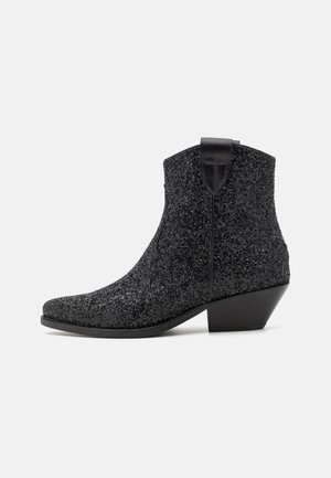 Bottines noires avec une texture pailletée, bout pointu et un petit talon carré. Elles disposent d'une languette à l'arrière pour un enfilage facile.