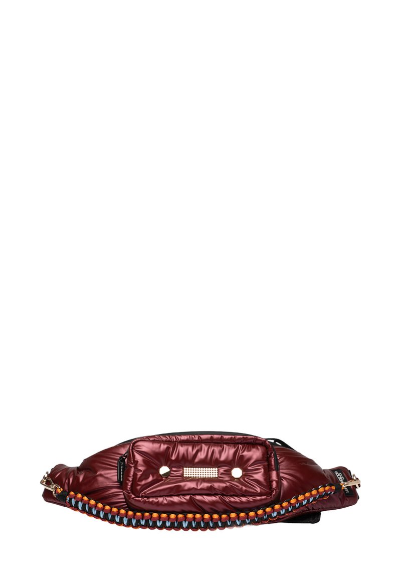 Rode gewatteerde schoudertas met een platte vorm, voorzien van een voorvak en kleurrijke geweven accenten langs de rits. Inclusief details in zilver. 