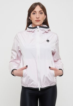 Giacca a vento rosa chiaro, materiale in poliestere lucido, chiusura con zip, polsini a costine, cappuccio regolabile, patch con logo sul petto, tasche laterali.