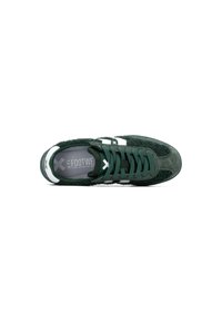 Zapatillas de ante verde con acentos y cordones blancos. Presentan una parte superior texturizada, punta redondeada y un logotipo en la lengüeta y el lateral.